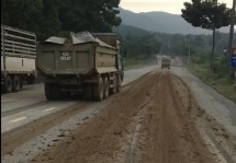 Đà Nẵng: Bất an với xe tải trọng tải lớn ồ ạt chở đất qua đèo Ông Gấm