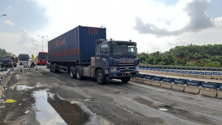 Cao tốc Đà Nẵng - Quảng Ngãi tiếp tục bị "lở loét"