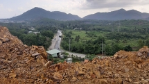 Đà Nẵng: Bị tố đổ đất tràn mặt đường, Công ty 405 bất ngờ cho xe ngừng chạy
