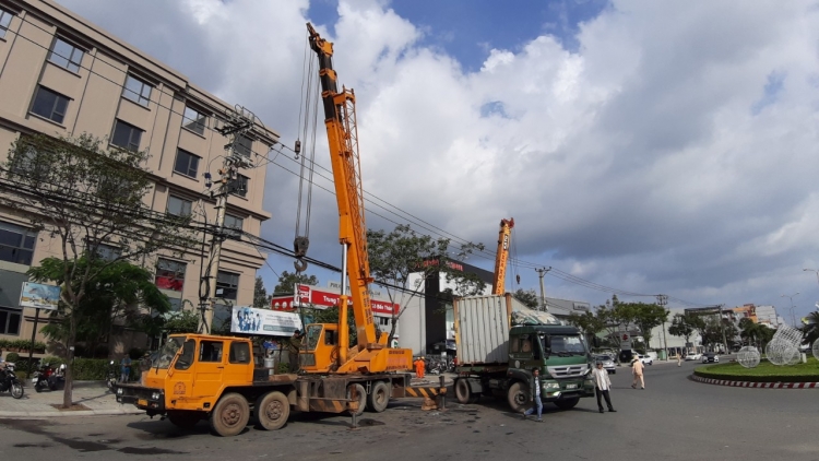 da nang xe dau keo lat ngang giua vong xuyen trong luc om cua