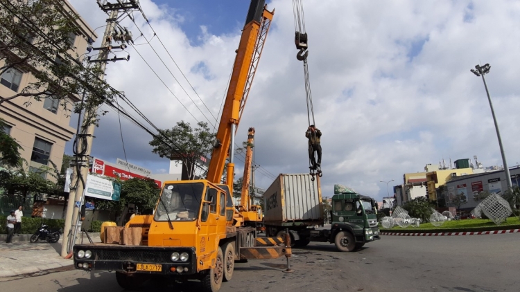 da nang xe dau keo lat ngang giua vong xuyen trong luc om cua