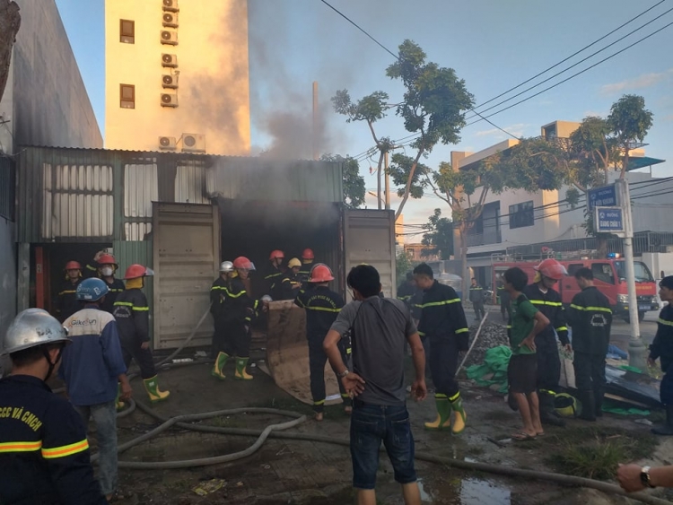 Đà Nẵng: Cháy lớn tại kho chứa thiết bị năng lượng mặt trời