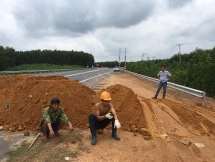 xe khach chay chui tren cao toc la son tuy loan de tranh tram thu phi