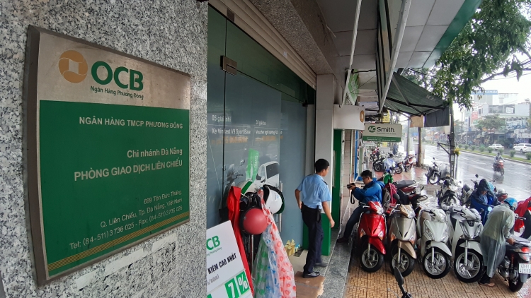 atm ngan hang ocb chi nhanh da nang bi ke gian cay tien luc rang sang