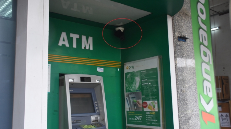 atm ngan hang ocb chi nhanh da nang bi ke gian cay tien luc rang sang