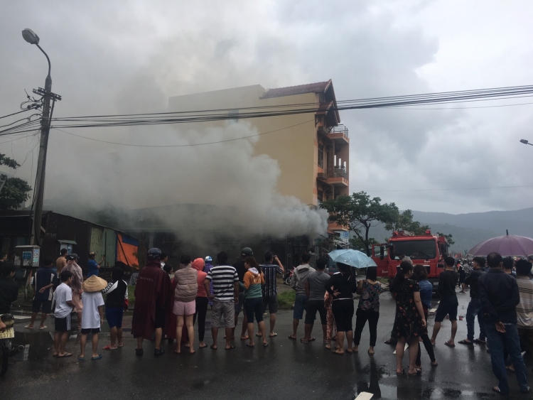 da nang chay kho dien lanh khoi den bao phu ca khu dan cu