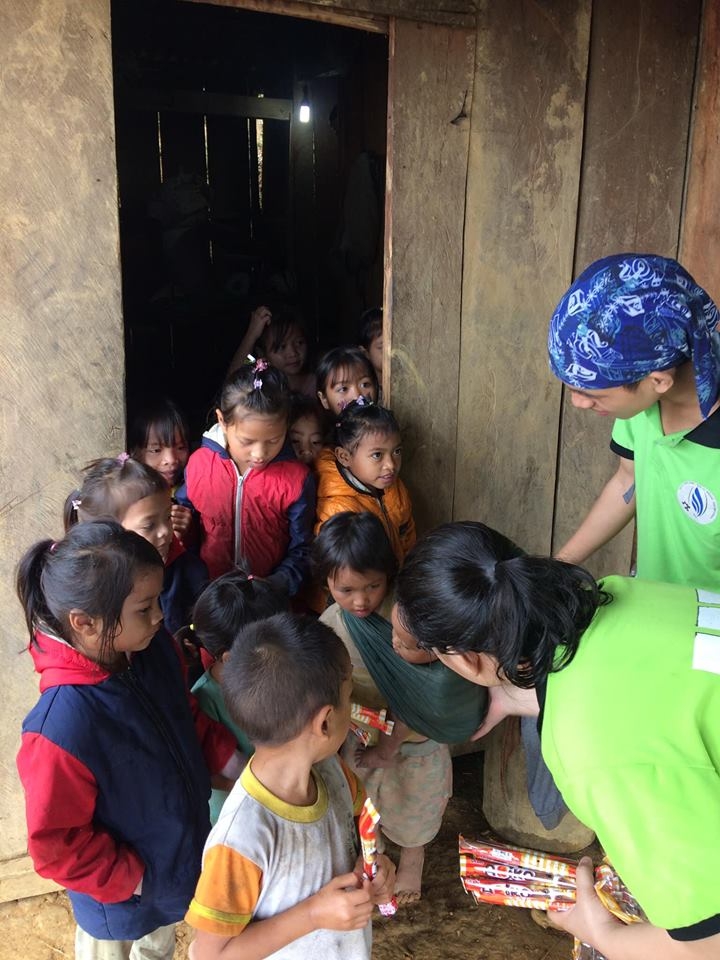 thien nguyen tet gan ket den voi hoc sinh vung cao quang nam