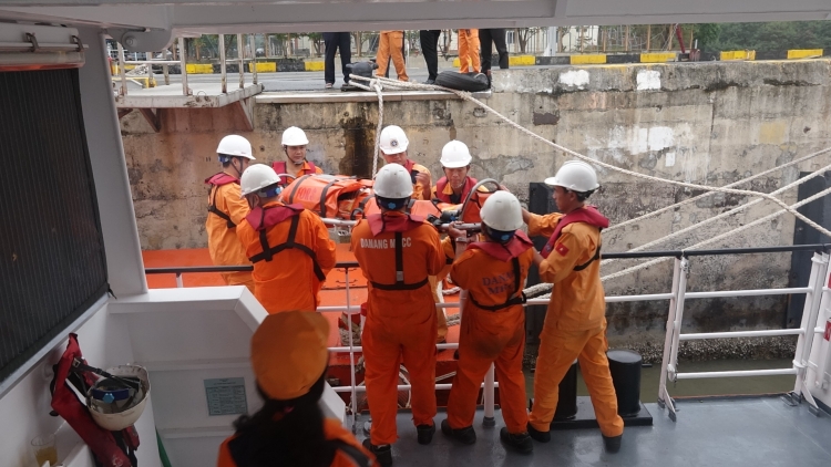 Đà Nẵng: Cứu nạn ngư dân bị chấn thương sọ não trên vùng biển Hoàng Sa