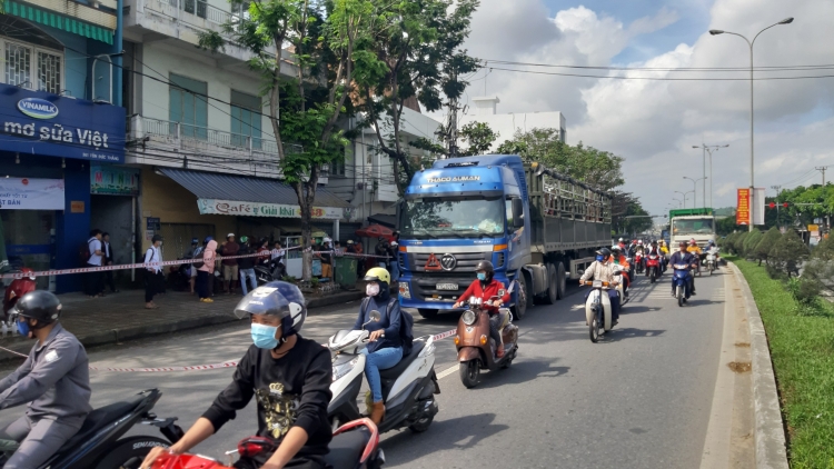 da nang nguoi phu nu mang com trua cho con chet tham duoi banh xe tai