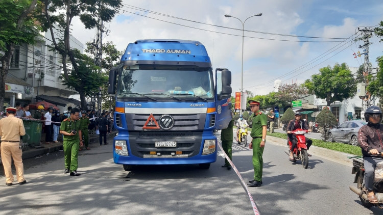 da nang nguoi phu nu mang com trua cho con chet tham duoi banh xe tai