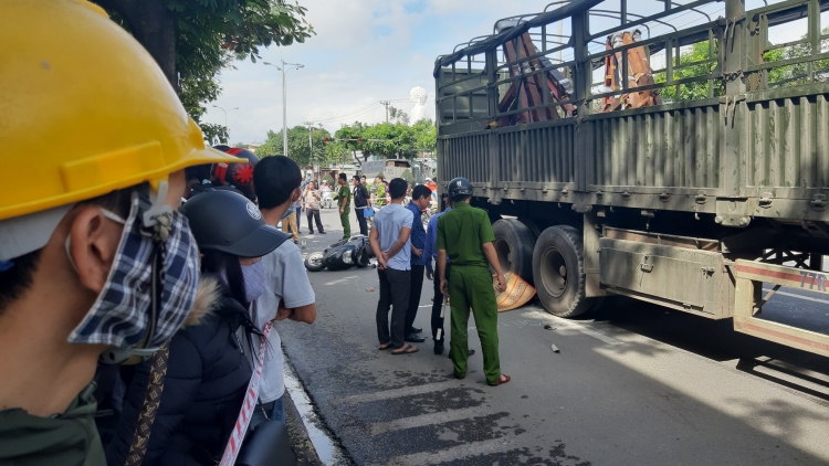 da nang nguoi phu nu mang com trua cho con chet tham duoi banh xe tai