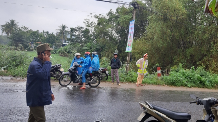 quang nam nguoi vo tre khoc thet khi biet chong tu vong duoi cong lai nghi