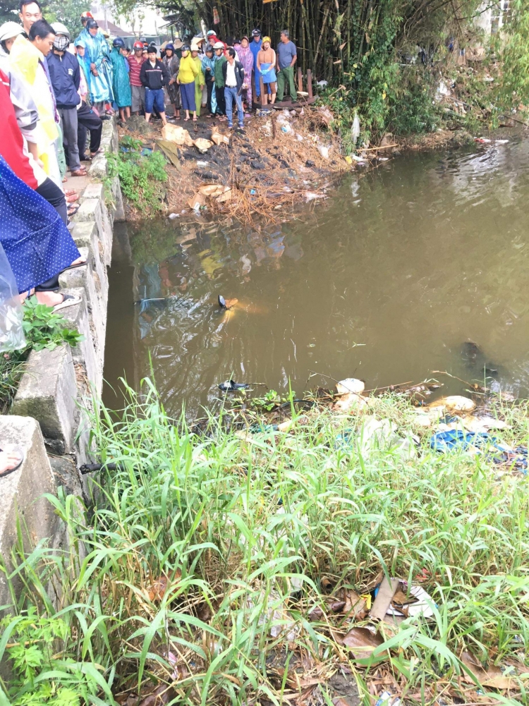 quang nam nguoi vo tre khoc thet khi biet chong tu vong duoi cong lai nghi