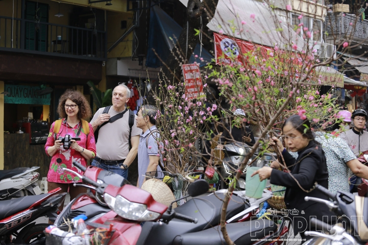 Phố cổ Hà Nội ngày Rằm tháng Chạp: Nghe hương Tết đang về