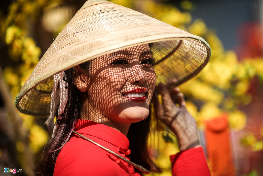 Dịch vụ trang điểm, cho thuê áo dài chụp ảnh bên hoa mai ở TP.HCM dich vu trang diem cho thue ao dai chup anh ben hoa mai o tphcm