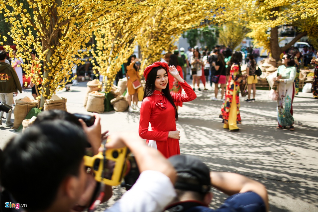 Dịch vụ trang điểm, cho thuê áo dài chụp ảnh bên hoa mai ở TP.HCM dich vu trang diem cho thue ao dai chup anh ben hoa mai o tphcm