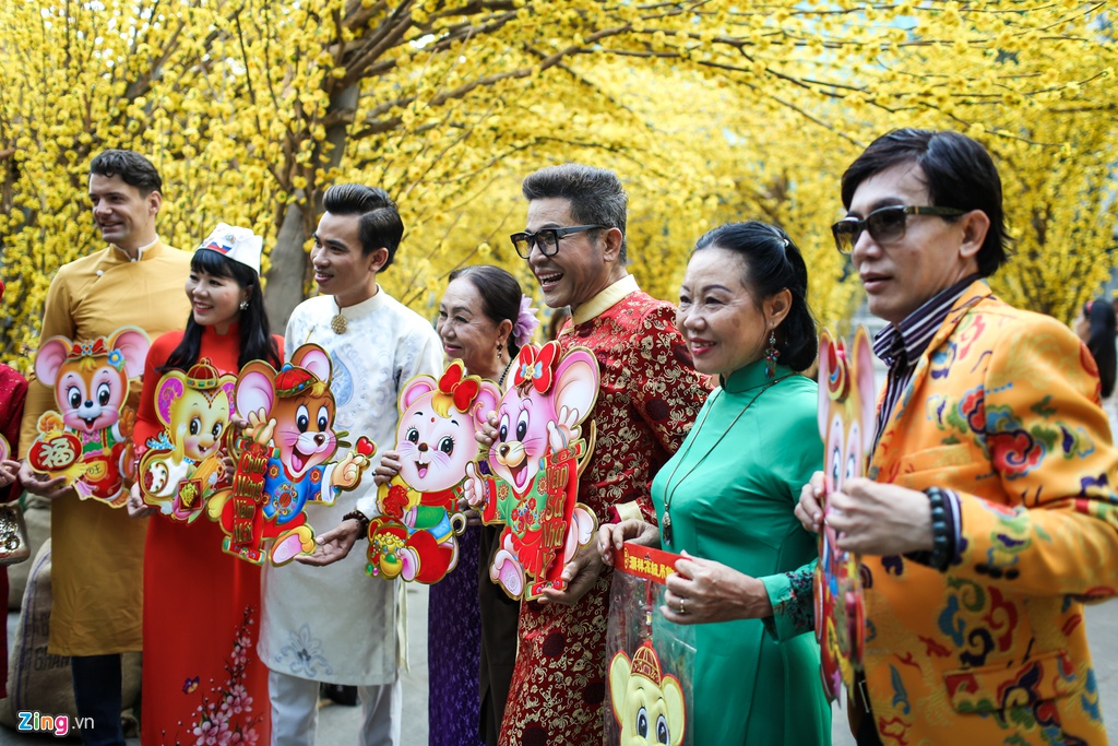 Dịch vụ trang điểm, cho thuê áo dài chụp ảnh bên hoa mai ở TP.HCM dich vu trang diem cho thue ao dai chup anh ben hoa mai o tphcm