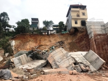 Quảng Ninh: Bờ kè sạt lở trong đêm, 16 hộ phải di dời