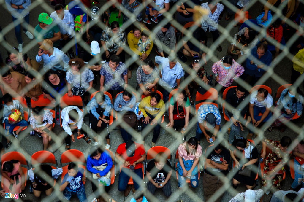 Sân bay Tân Sơn Nhất chật ních người đón thân nhân về quê ăn Tết