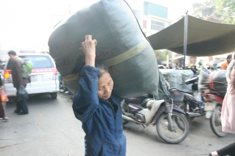 “Thân cò” nặng gánh mưu sinh...