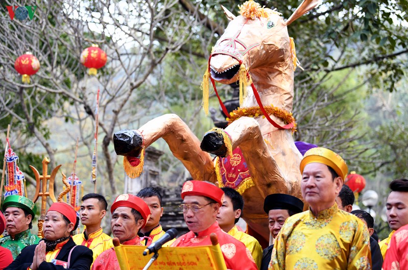 hang van du khach du le khai hoi den soc xuan canh ty 2020