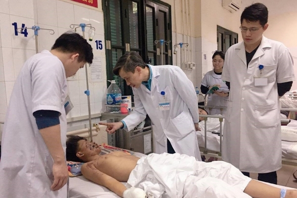 Tự chế pháo để chơi, thiếu niên 15 tuổi thương tích nặng