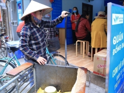 hang hoa e am lao dong tu do ngoi buon cho tet den