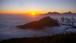 Khoảnh khắc bình minh diệu kỳ trên biển mây núi Muối