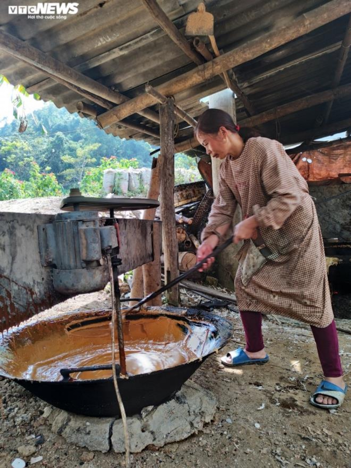 Gia đình chị Lâm làm nghề lâu năm nên các thương lái tìm đến đặt mua theo số lượng hoặc chị tự đem ra chợ phiên để bán với mức giá từ 20-25 nghìn đồng/kg đường phên. Những ngày gần Tết, người dân dùng đường phên làm bánh khảo, bánh trôi, hay làm thuốc rất tốt cho sức khỏe.