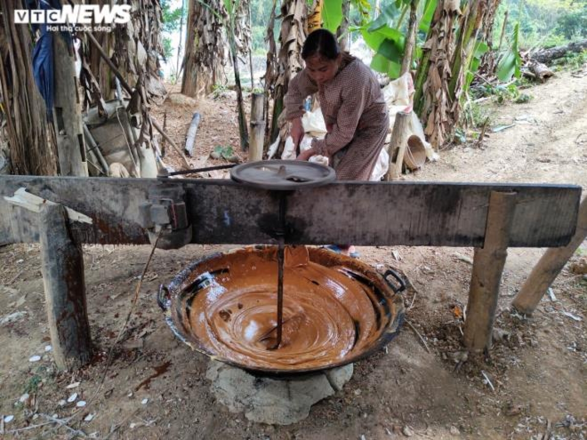 Trước đây, khi chưa có máy móc kĩ thuật hiện đại, anh em trong gia đình chị Lâm cùng chung nhau làm một cỗ máy ép mía được kéo bằng sức trâu chạy vòng quanh. Ngày nay đã có máy móc hiện đại được chế tạo thành hệ thống riêng cho việc ép mía nên tiết kiệm được khá nhiều thời gian và công sức.