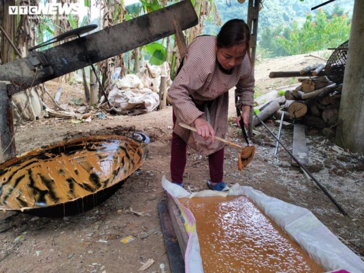 Sau khi đã khuấy đều cho dẻo quánh, mật mía chuyển sang màu nâu sẫm và được đổ ra những chiếc khuôn được chuẩn bị sẵn.