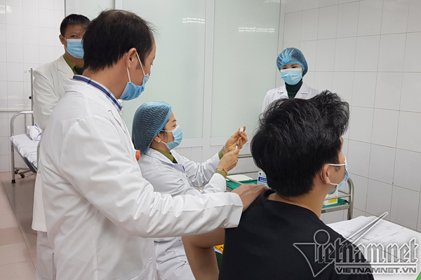 Việt Nam tiêm vắc xin Nanocovax mũi 2 cho 17 người