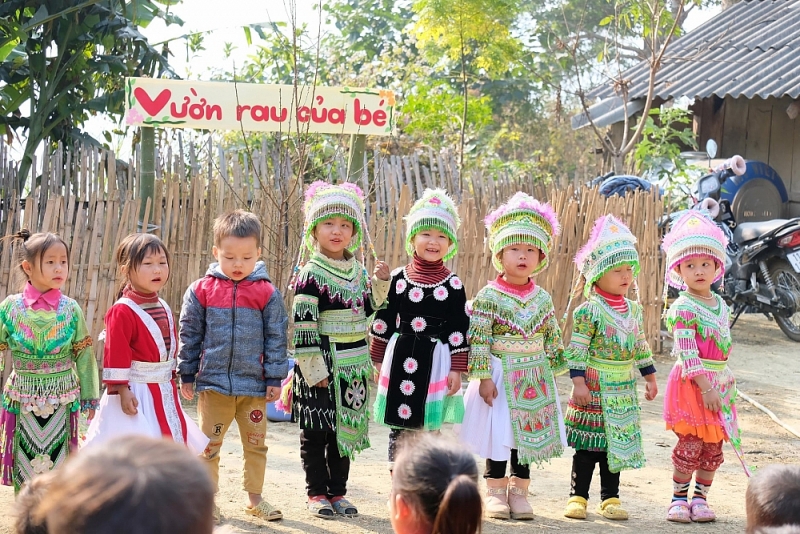 Mang đông ấm yêu thương tới các em nhỏ Cao Bằng