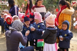 Mang đông ấm yêu thương tới các em nhỏ Cao Bằng