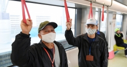 Người dân phấn khởi tham quan đoàn tàu tuyến Metro Nhổn - ga Hà Nội