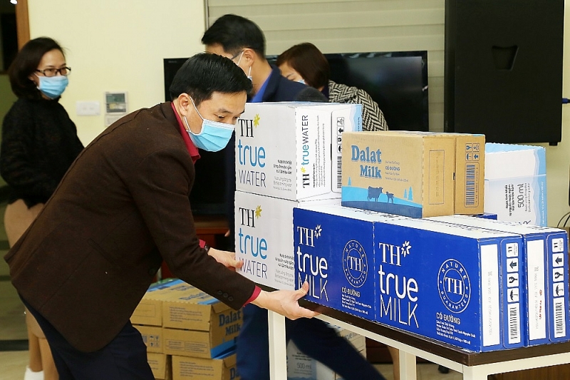 TH trao tặng hơn 200.000 ly sữa cho tuyến đầu chống dịch ở Hải Dương, Quảng Ninh