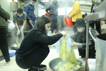 Giáo viên luộc khăn, chia rau...ngày nghỉ học phòng dịch virus corona