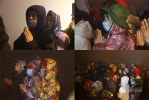 Mặc áo mưa, đeo khẩu trang leo chùa Đồng giữa đêm