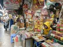 Chợ đồ mã lớn nhất Thủ đô đìu hiu vì dịch cúm trước ngày rằm tháng Giêng