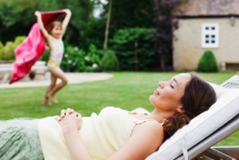 Tại sao cha mẹ "lười" giúp trẻ vào đời dễ dàng hơn?