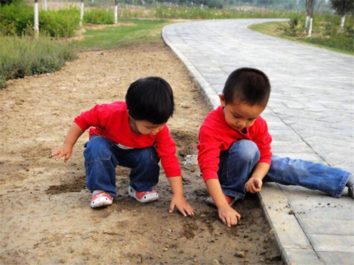 trẻ kém thông minh, cản trở tính tò mò chỉ vì cha mẹ làm điều này