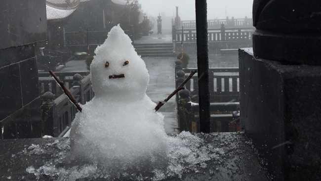 Tuyết rơi bất thường trên đỉnh Fansipan ngày 27 Tết