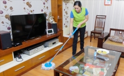 Cận Tết, lao động nhận dọn dẹp nhà xuyên trưa để kiếm thêm thu nhập