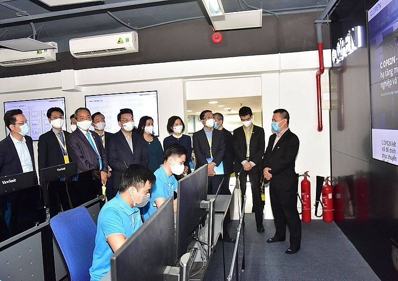 Chủ tịch UBND TP Hà Nội Chu Ngọc Anh thăm động viên sản xuất kinh doanh đầu xuân tại Công ty CP Tập đoàn Công nghệ CMC