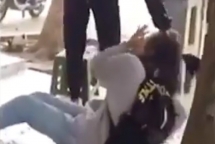 Nữ sinh lớp 10 bị nữ sinh lớp 12 đánh dã man