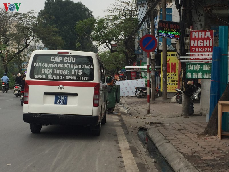 1 phu nu o ha noi tuc nguc va kho tho xe cap cuu lap tuc co mat