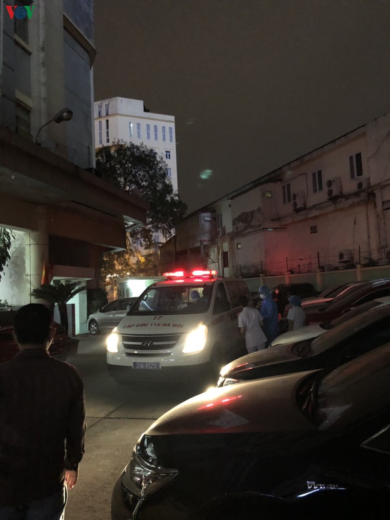 1 phu nu o ha noi tuc nguc va kho tho xe cap cuu lap tuc co mat