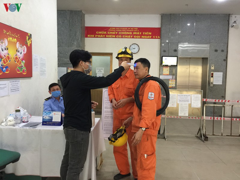 1 phu nu o ha noi tuc nguc va kho tho xe cap cuu lap tuc co mat