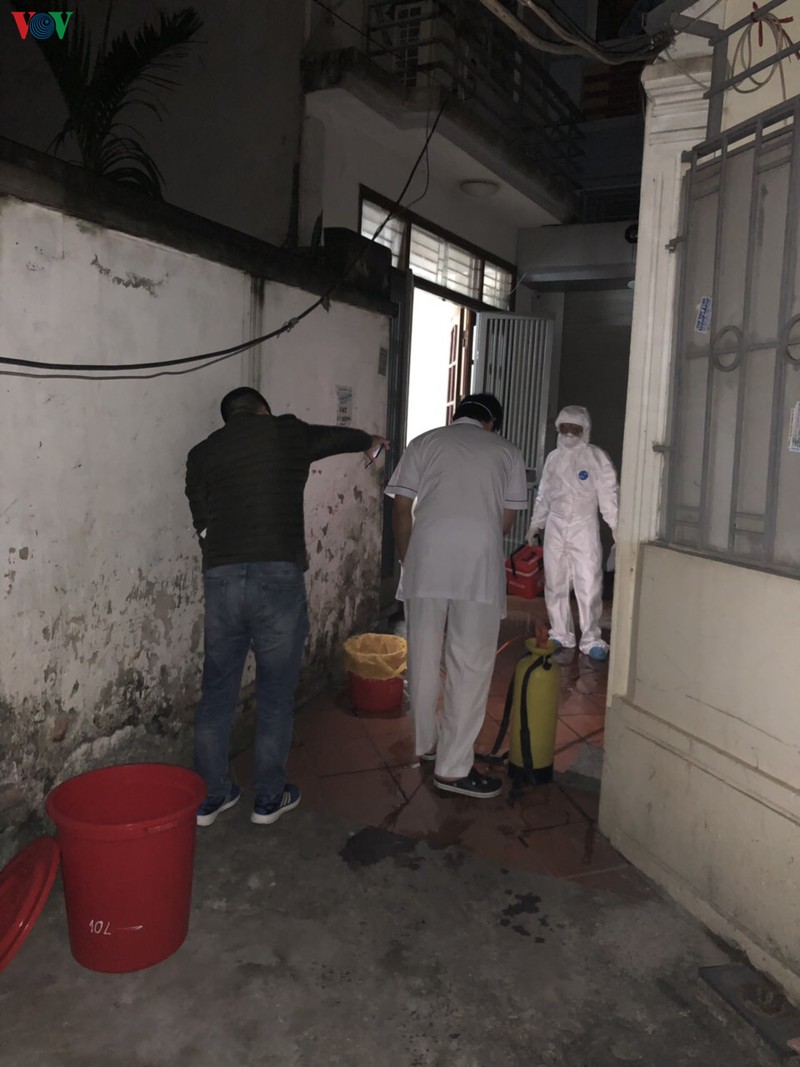 1 phu nu o ha noi tuc nguc va kho tho xe cap cuu lap tuc co mat