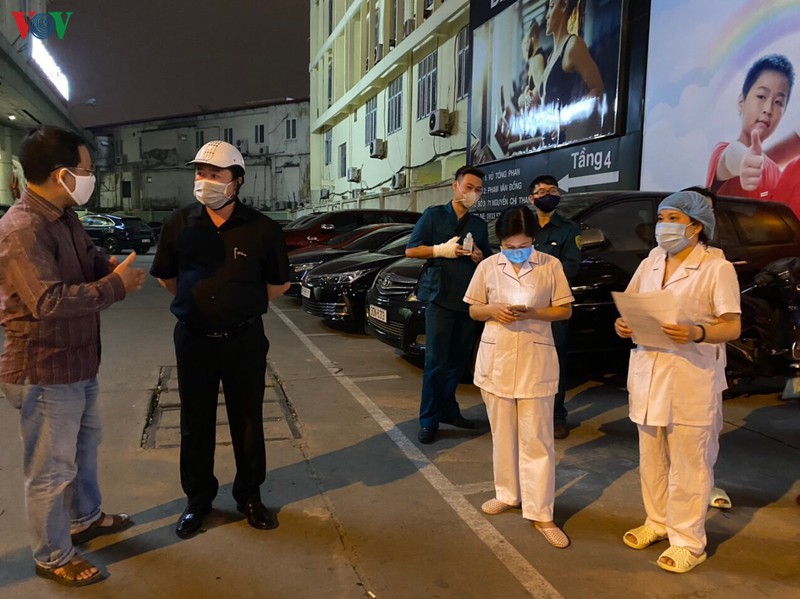 1 phu nu o ha noi tuc nguc va kho tho xe cap cuu lap tuc co mat